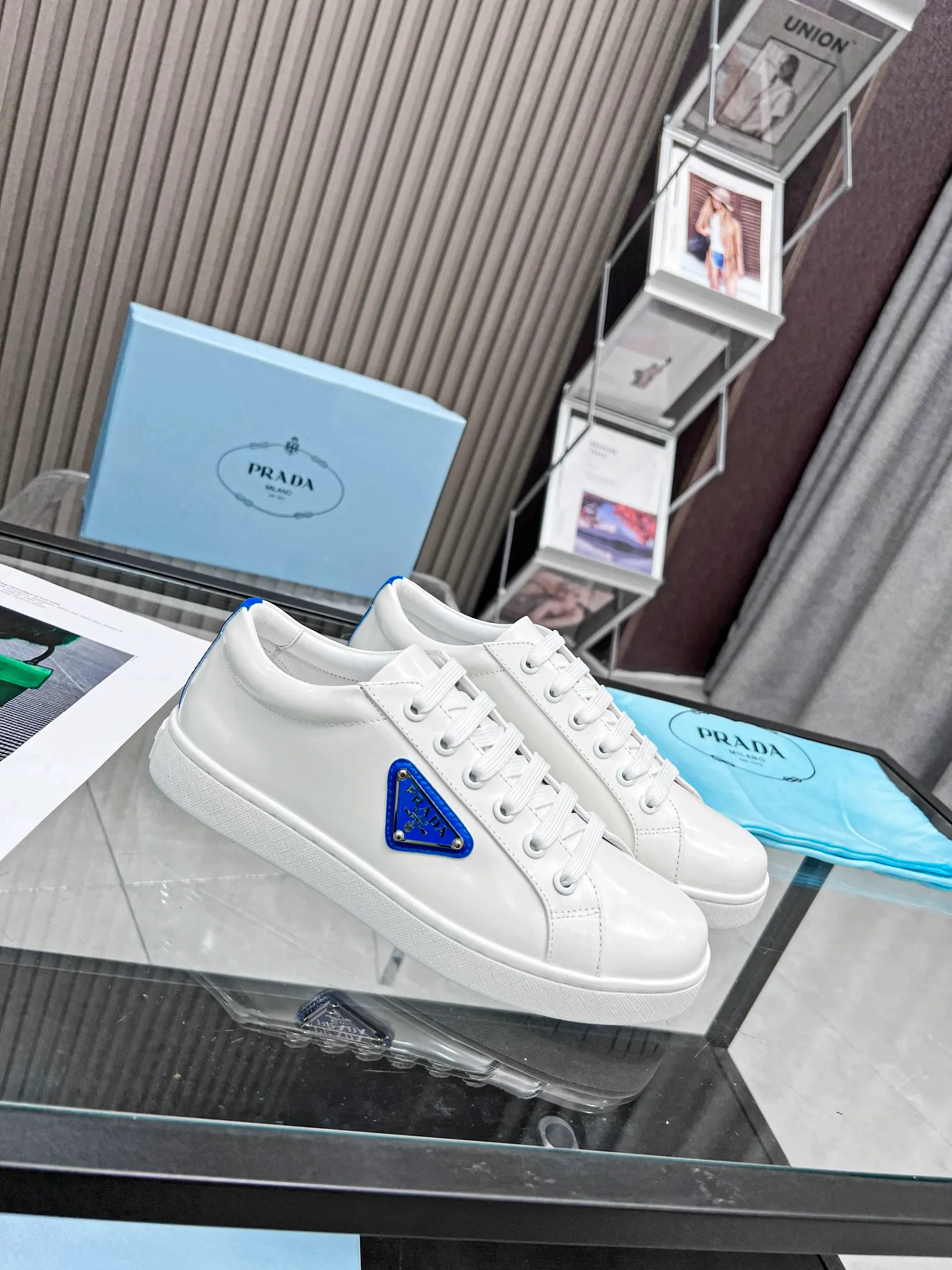 👟👟Ex-factory price 440👟👟 Men's size +10 🔥🔥🔥4044 Louis Vuitton official website synchronized couple sneakers, this Run Away sneaker is made of calf leather and Monogram nylon print plus technical rubber outsole, LV letters are written on the side, and LV Circle is engraved on the metal shock-absorbing structure Logo, hidden insole subtly increases the height, reproducing the classic design of Louis Vuitton shoe series. Sizes for women are 35-42, men’s sizes are 39-46.